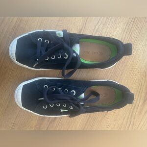 Women’s Cariuma Oca Low-Top Sneakers Size 7